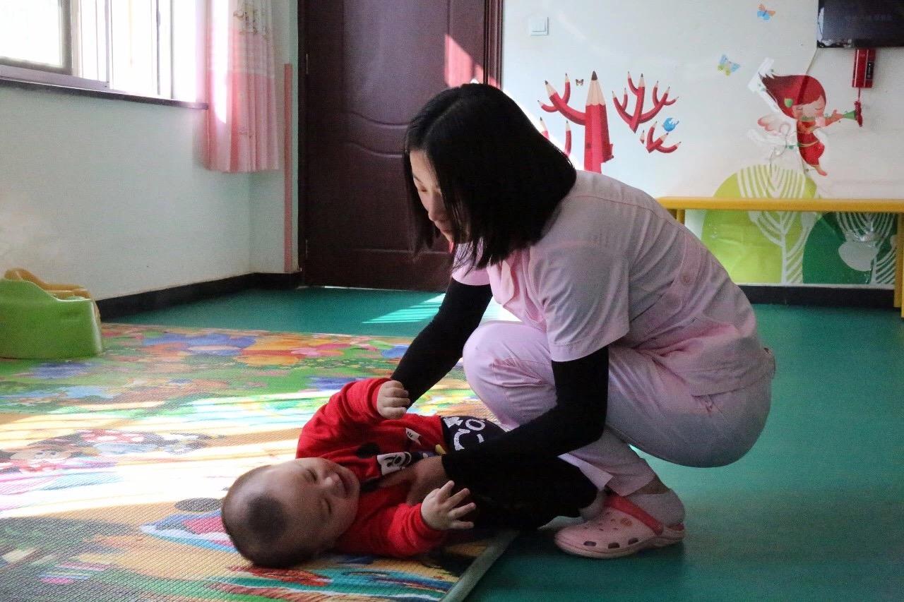 以愛(ài)之名，90后女孩重回福利院