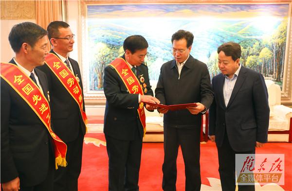 慶陽市3名全國(guó)勞動(dòng)模范和先進(jìn)工作者載譽(yù)歸來！贠建民盧小亨親切會(huì)見