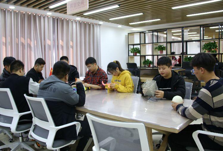 介子路社區(qū)360大學(xué)生社會實踐基地科創(chuàng)空間。  本報記者  盤小美  攝 