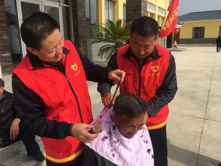 慶陽市陽光志愿者協(xié)會志愿者在什社敬老院給老人理發(fā)。  通訊員  陽光  攝  