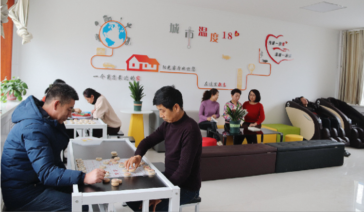 市民在東大街社區(qū)陽光客廳休閑娛樂。  通訊員  郭芳  攝  