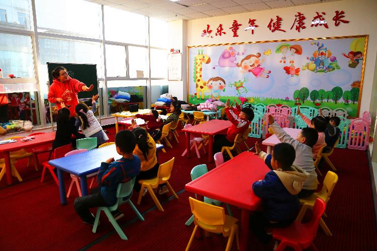 麗景幼兒園學(xué)生在合水東路社區(qū)的“四點半課堂”做互動游戲。  通訊員  翟娜娜  攝  