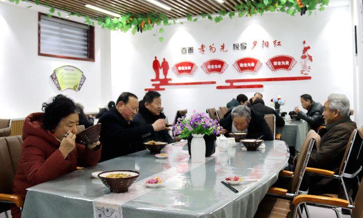 南苑路社區(qū)，老人在“老年餐桌”就餐。  通訊員  耿洋洋  攝  