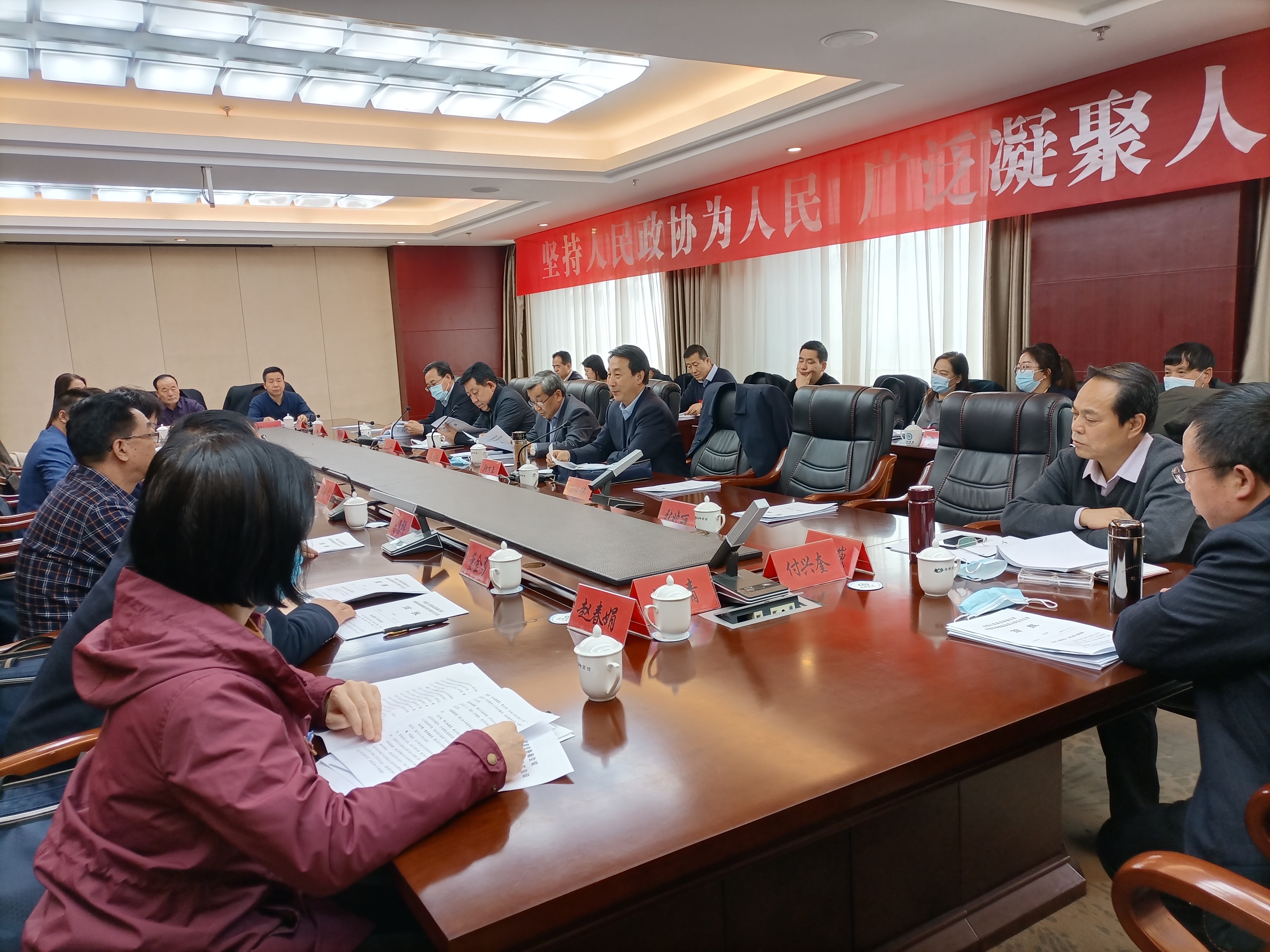 市政協(xié)委員繼續(xù)分組討論市委書記講話和相關(guān)報告。