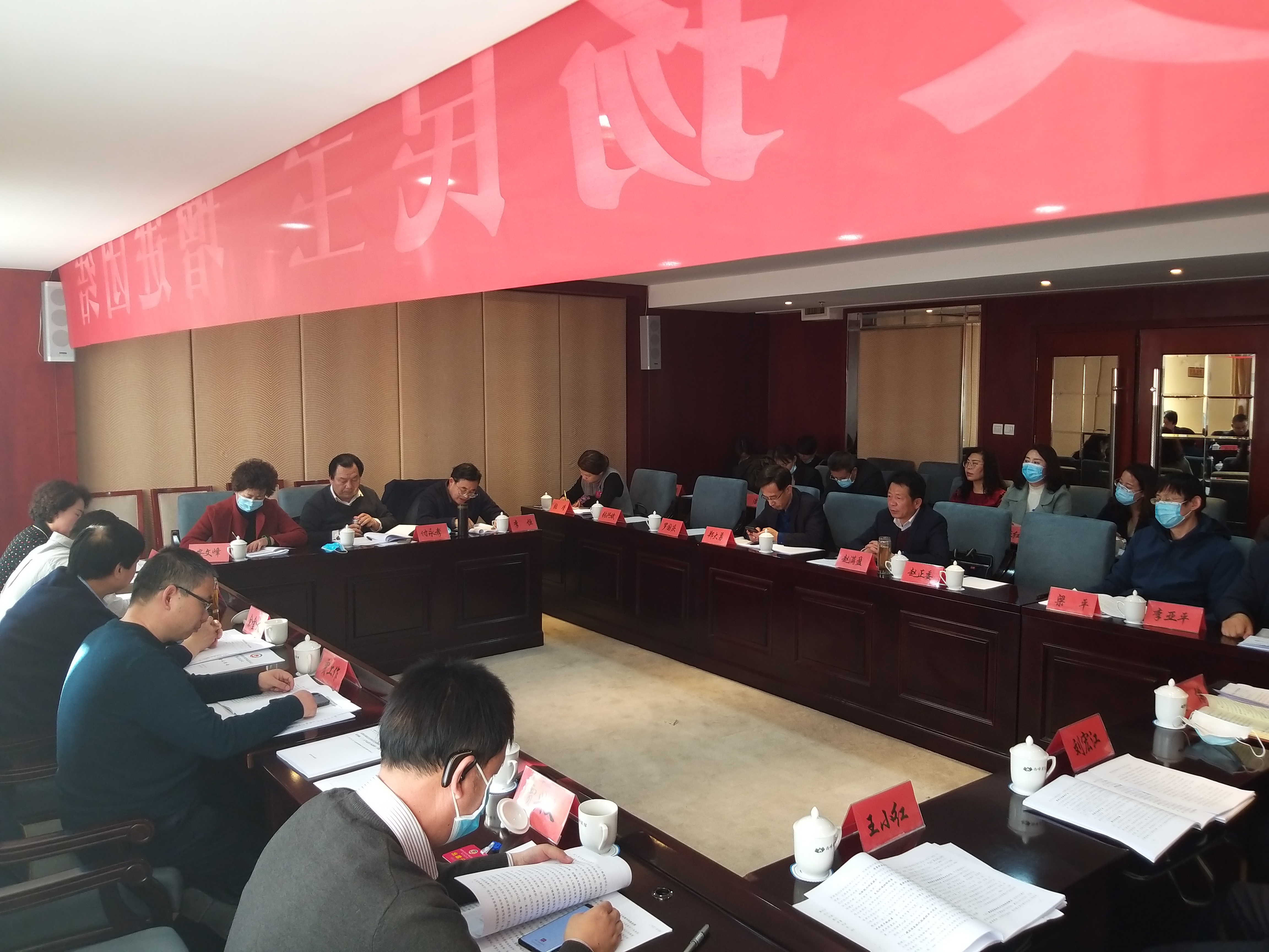 市政協(xié)委員繼續(xù)分組討論市委書記講話和相關(guān)報告。