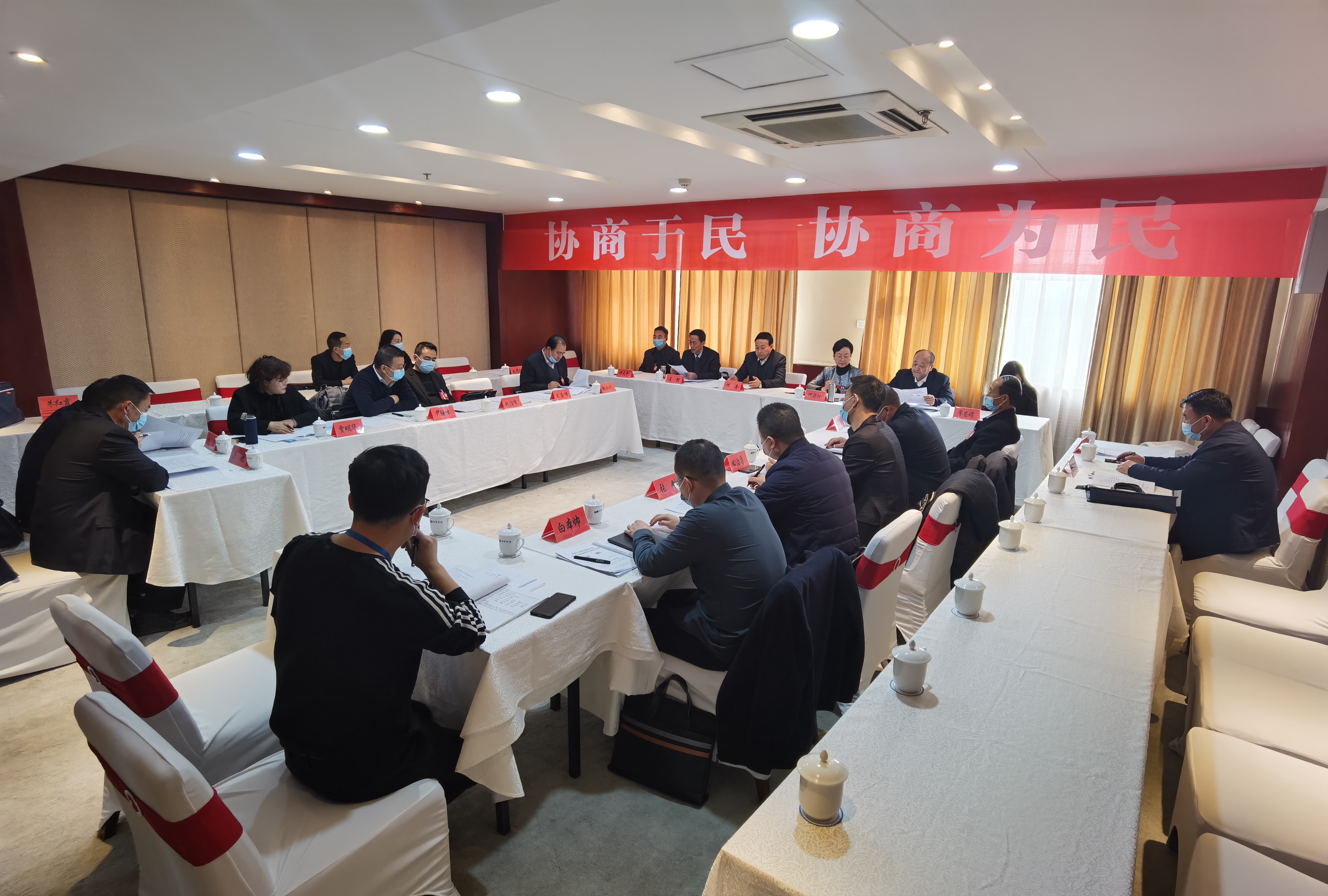 市政協(xié)委員繼續(xù)分組討論市委書記講話和相關(guān)報告。