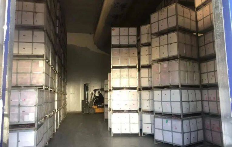 恒溫保鮮冷藏庫里存放的裝滿蘋果的果筐。