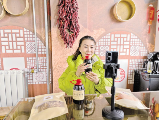 莊子峁生態(tài)農(nóng)莊負(fù)責(zé)人楊清艷直播賣(mài)貨。