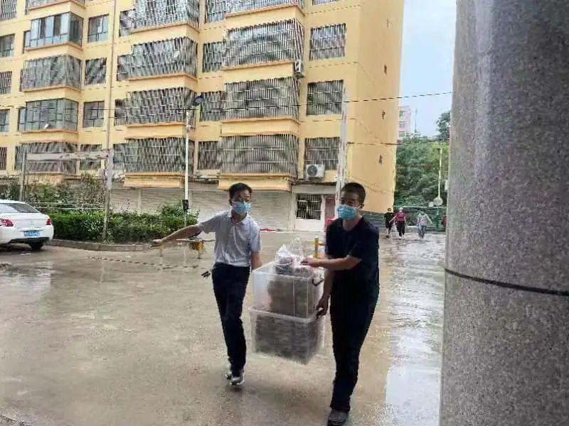 看到路邊的醫(yī)護人員，鎮(zhèn)原這對80后夫妻果斷做了一個決定！