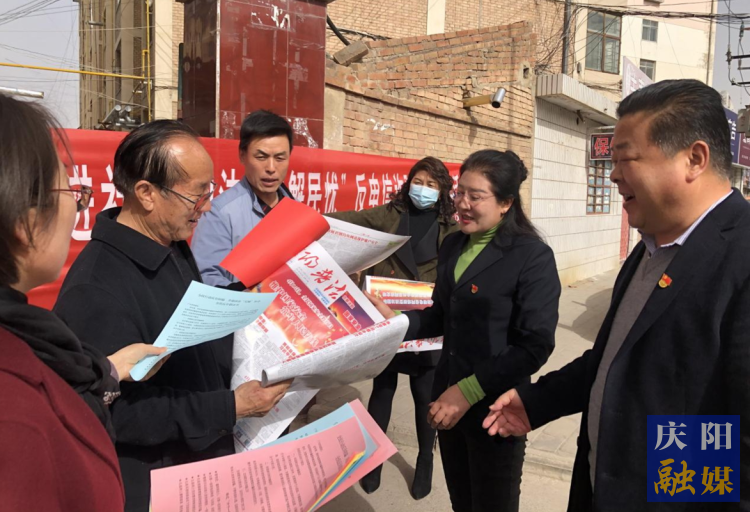 慶陽市司法局在合水縣老城鎮(zhèn)開展送法下鄉(xiāng)活動。
