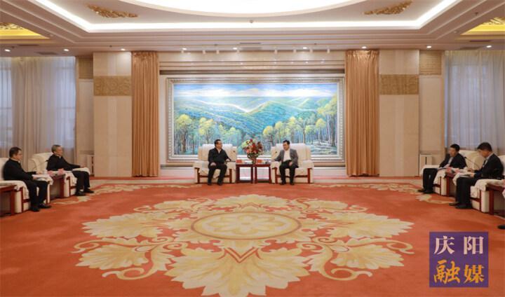 黃澤元與長(zhǎng)慶油田分公司執(zhí)行董事、黨委書(shū)記李戰(zhàn)明和總經(jīng)理、黨委副書(shū)記余浩杰一行座談