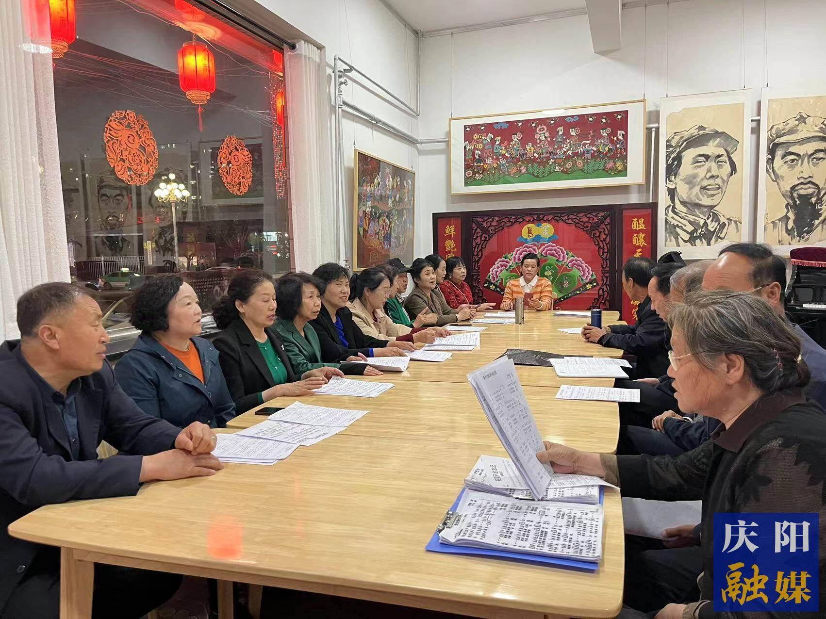 華池縣文化館民歌合唱團的成員在練習(xí)隴東民歌。