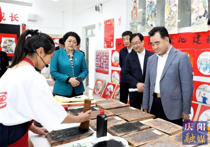 向全市少年兒童致以節(jié)日祝福！黃澤元開展“六一”國際兒童節(jié)慰問活動