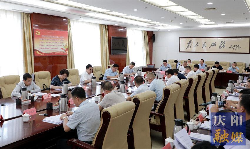 黃澤元與駐慶央企、金融機(jī)構(gòu)、市屬?lài)?guó)有企業(yè)和民營(yíng)企業(yè)負(fù)責(zé)人座談