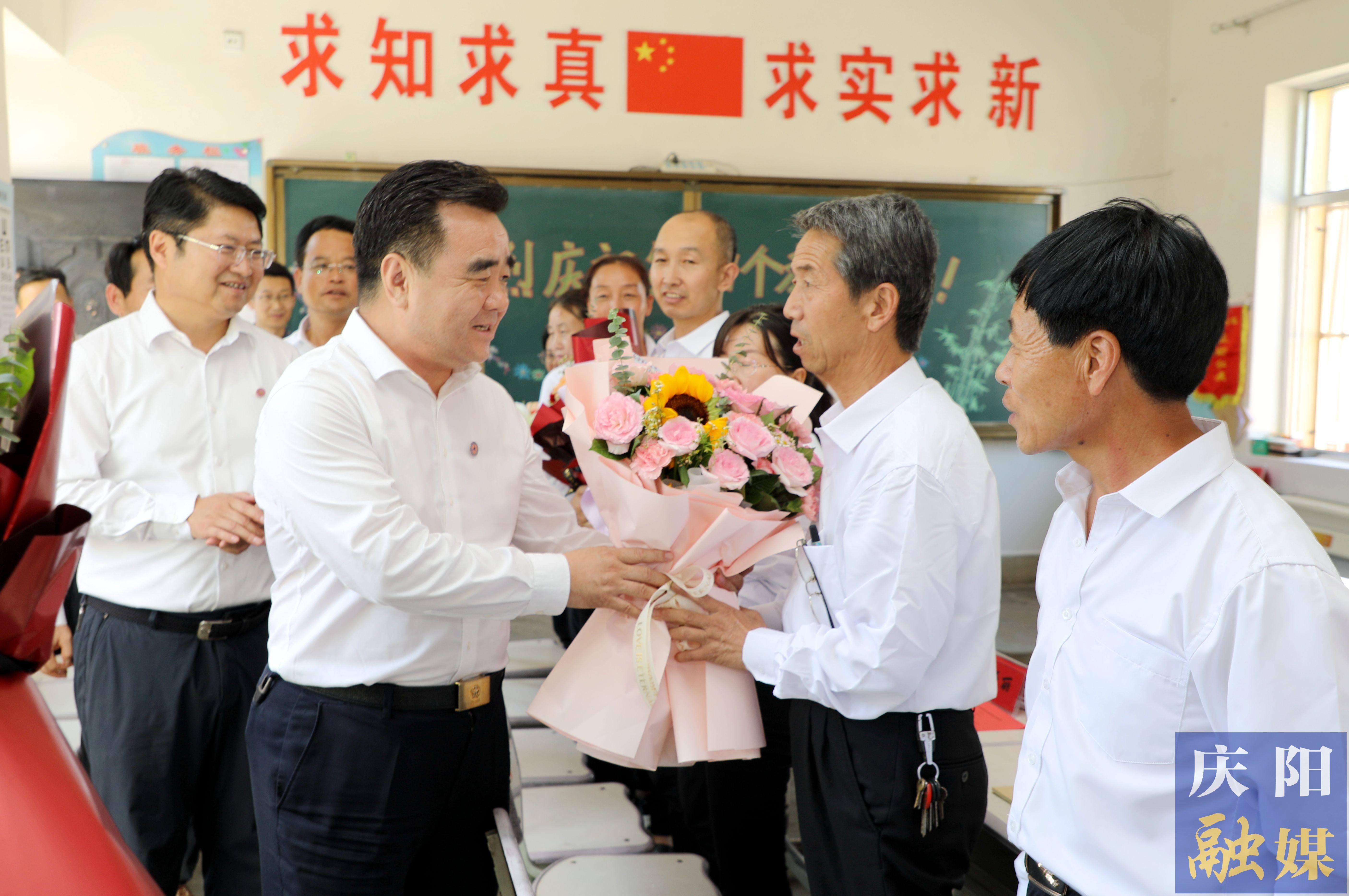 黃澤元在鎮(zhèn)原縣屯字鎮(zhèn)田嶺小學(xué)走訪慰問一線教師 勉勵大家擔(dān)當(dāng)教育使命，當(dāng)好美麗園丁，引領(lǐng)鄉(xiāng)村文化，努力培養(yǎng)德智體美勞全面發(fā)展的社會主義建設(shè)者和接班人