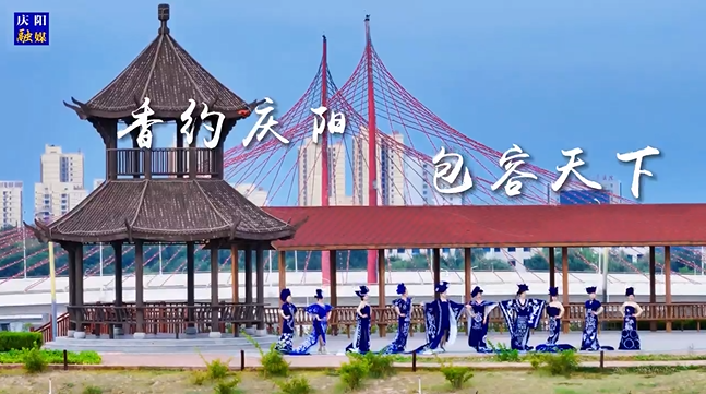 【香約慶陽 包容天下】“青花瓷”系列作品全國全網(wǎng)首秀！“新國風(fēng)”慶陽剪紙服裝在家鄉(xiāng)大放異彩！