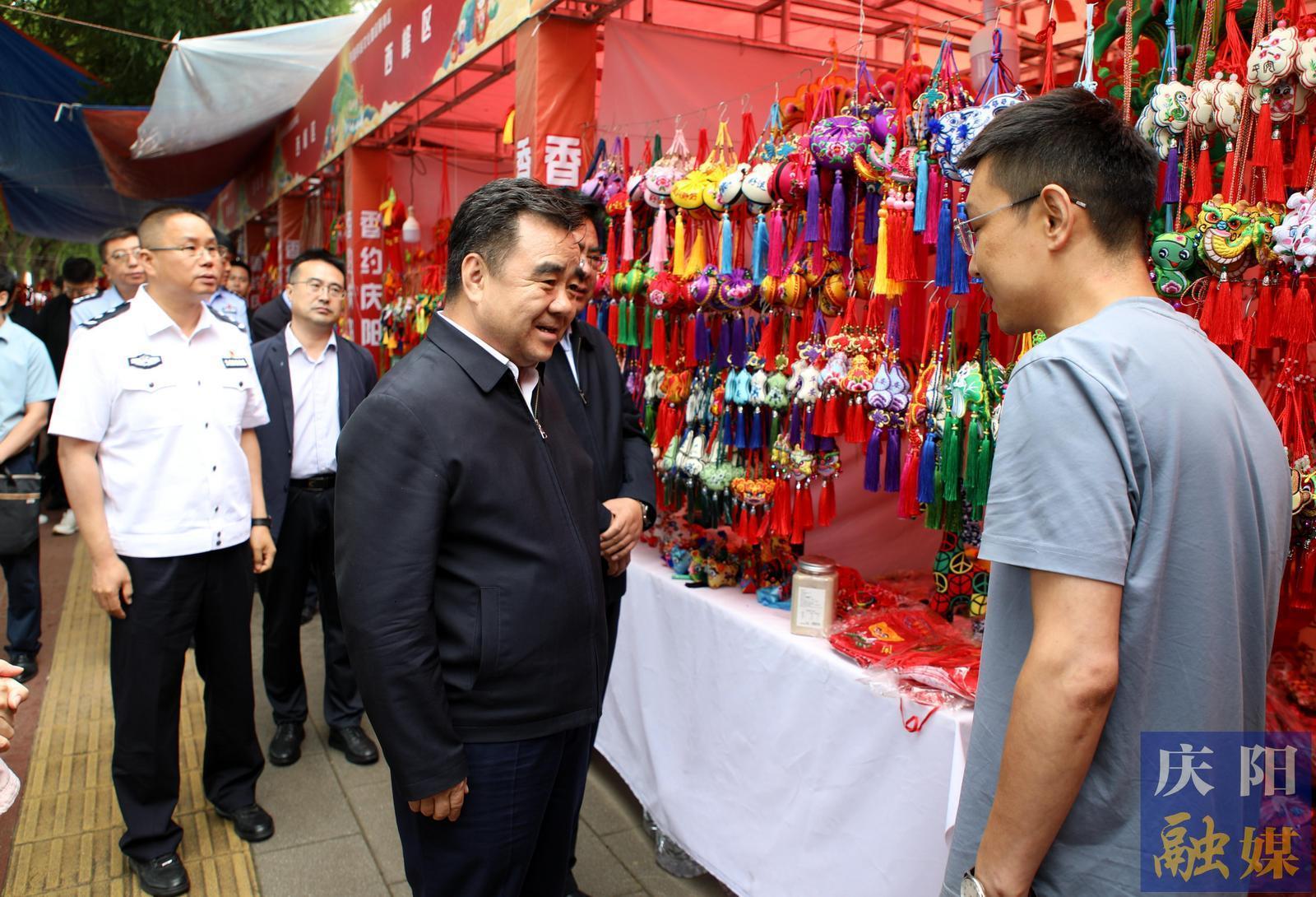黃澤元在檢查第十九屆慶陽(yáng)香包民俗文化節(jié)準(zhǔn)備工作時(shí)強(qiáng)調(diào) 用心打磨每個(gè)環(huán)節(jié) 精心提升每個(gè)細(xì)節(jié) 高標(biāo)準(zhǔn)高質(zhì)量把文化盛會(huì)辦成功辦圓滿(mǎn)辦精彩