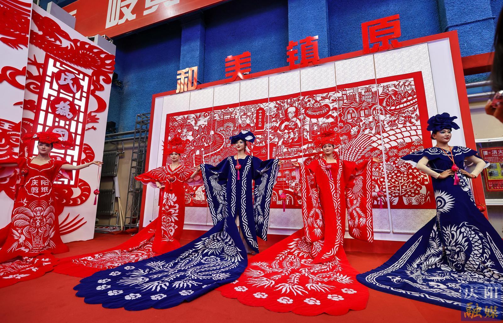 【攝影報道】香包、刺繡、剪紙……慶陽民俗文化精品展區(qū)中哪些展品驚艷到你