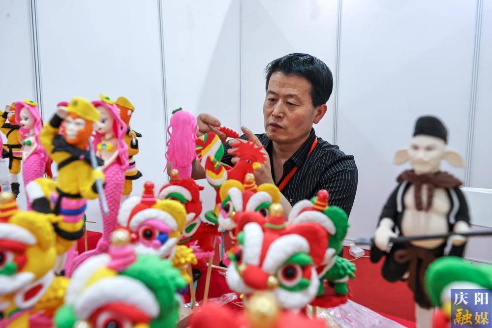 【攝影報道】國內外民俗文化精品亮相慶陽香包節(jié)