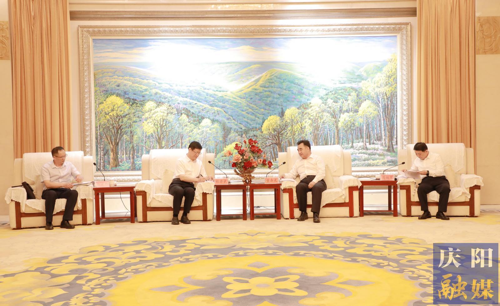 黃澤元周繼軍與華電集團(tuán)副總工程師、華電煤業(yè)集團(tuán)黨委書記、董事長(zhǎng)杜將武一行座談