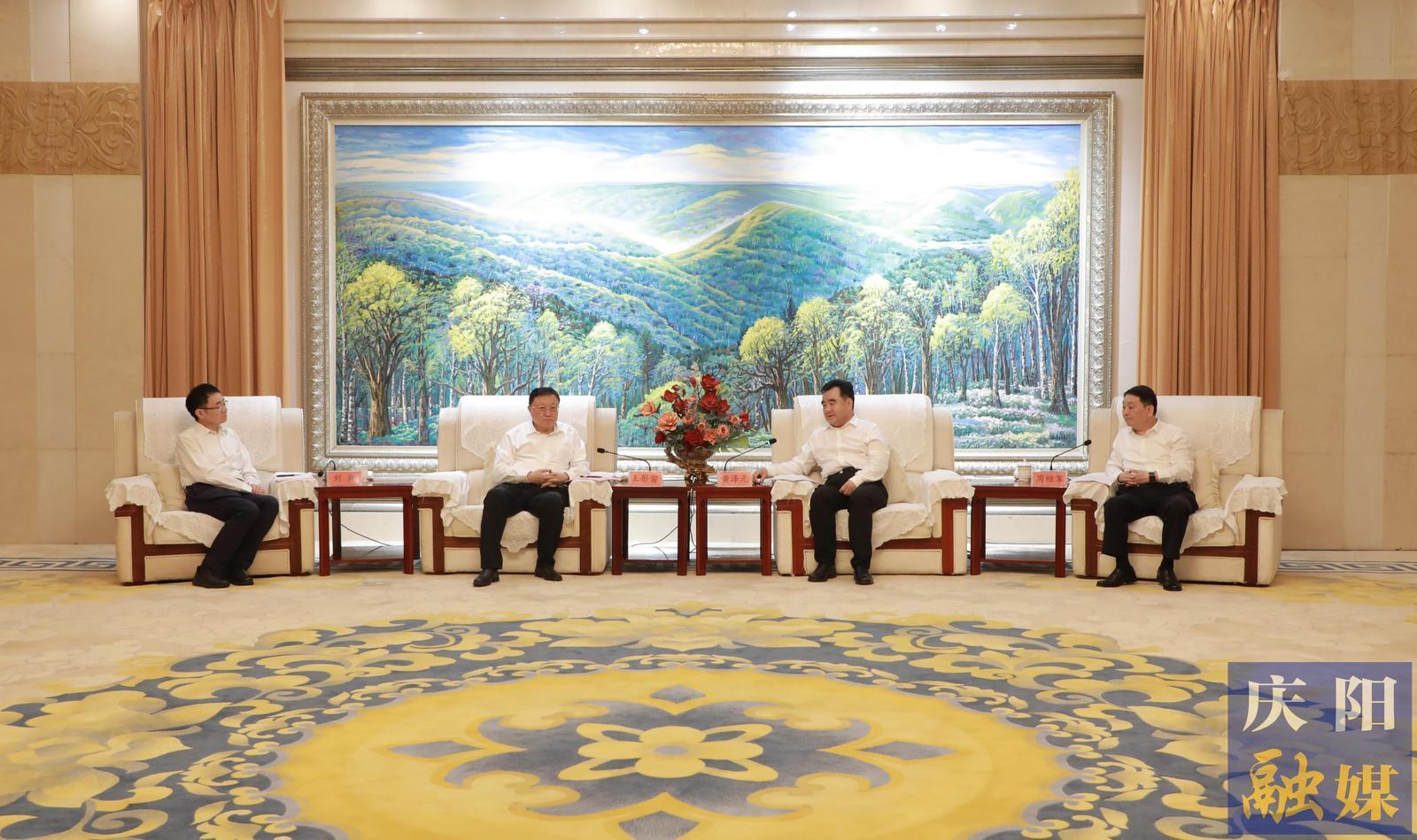 黃澤元周繼軍與中國(guó)交通建設(shè)集團(tuán)有限公司黨委書記、董事長(zhǎng)王彤宙一行座談
