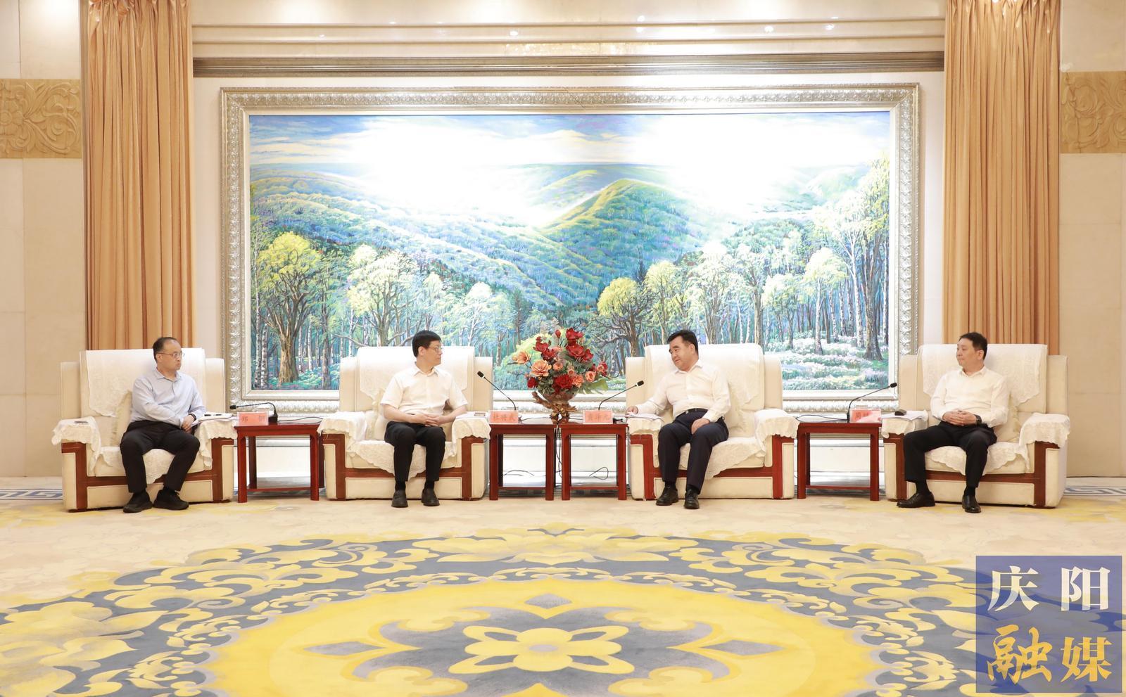 黃澤元與華電煤業(yè)集團(tuán)黨委書記、董事長杜將武一行座談