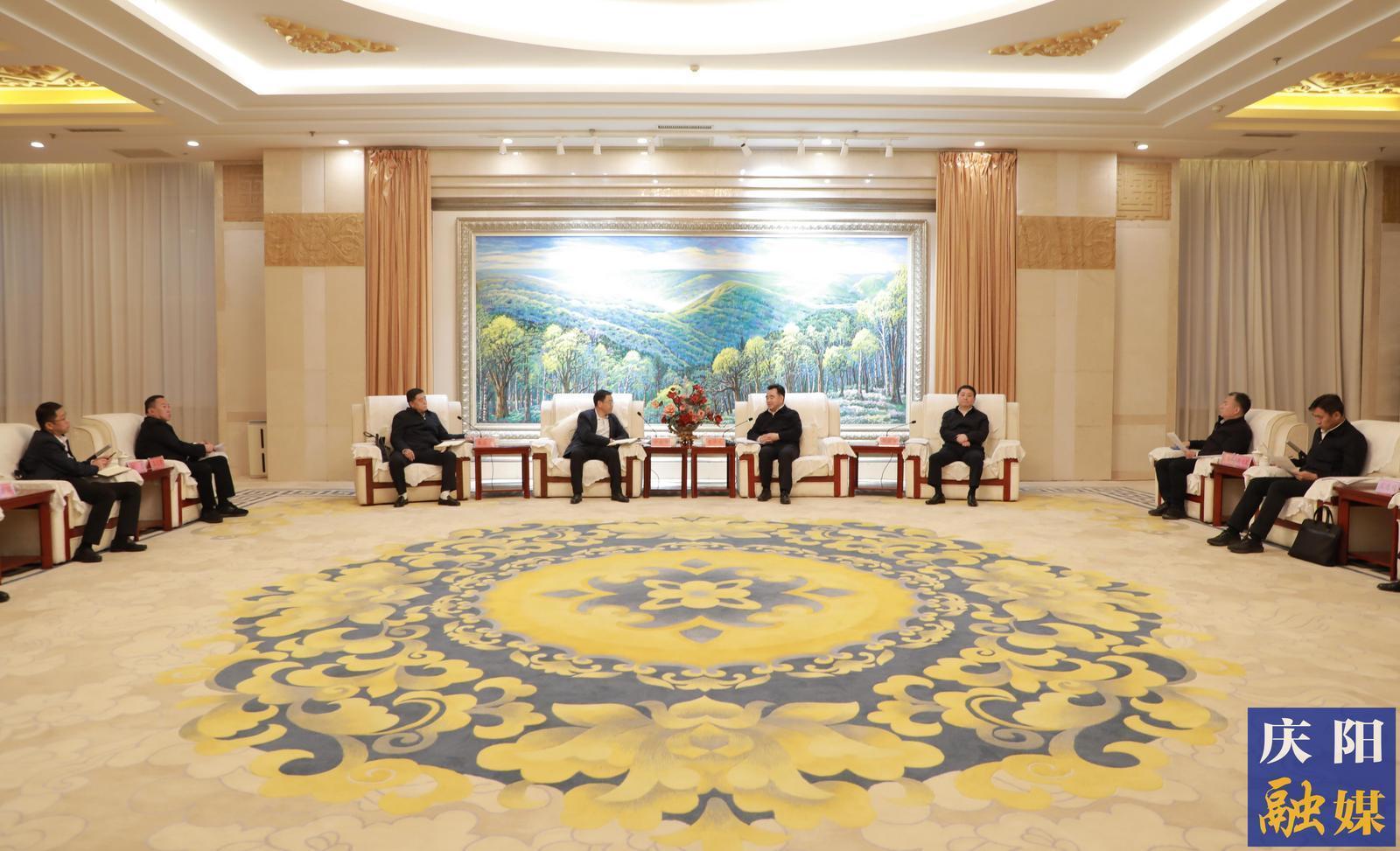 黃澤元周繼軍與甘肅能源化工投資集團(tuán)黨委書記、董事長(zhǎng)謝曉鋒一行座談