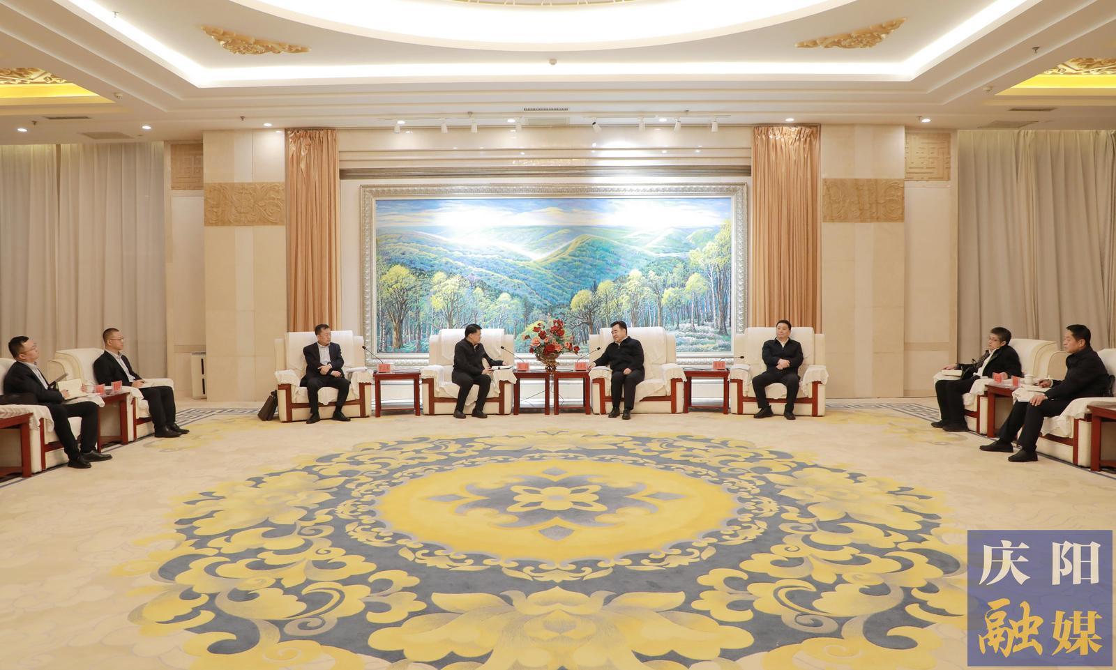 黃澤元周繼軍與中國農(nóng)業(yè)銀行甘肅省分行黨委書記、行長吳崗一行座談