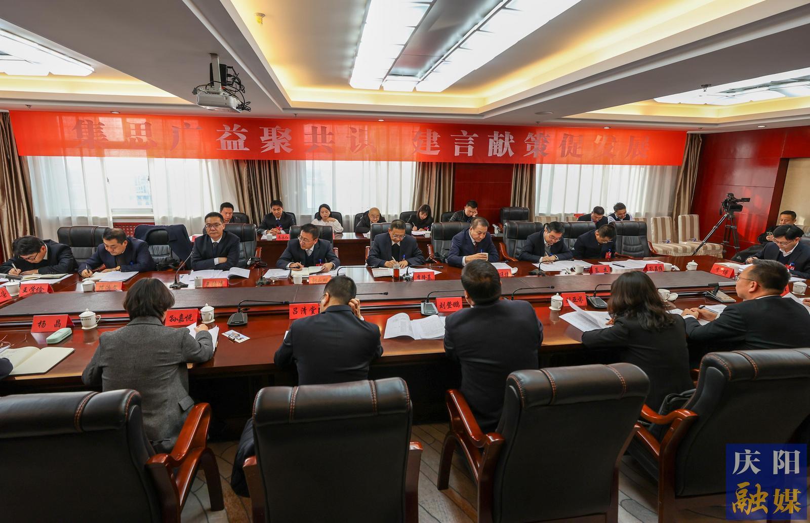 【圖說兩會(huì)】市政協(xié)委員分組討論政府工作報(bào)告和計(jì)劃、財(cái)政報(bào)告