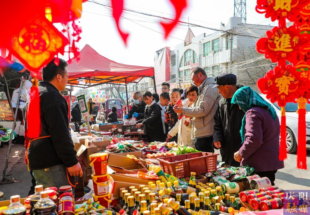 【慶陽(yáng)年味·攝影報(bào)道】趕大集備年貨，煙火氣里年味兒濃