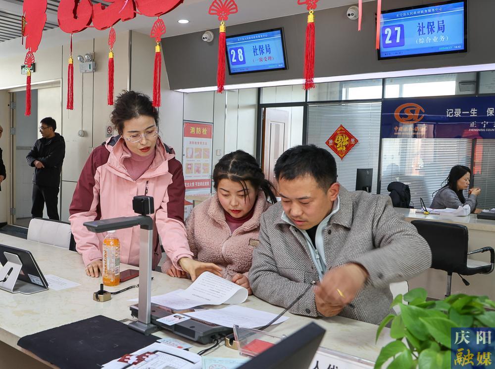【攝影報(bào)道】正寧縣“小寧幫辦”：政務(wù)服務(wù)新亮點(diǎn)，提升群眾滿意度