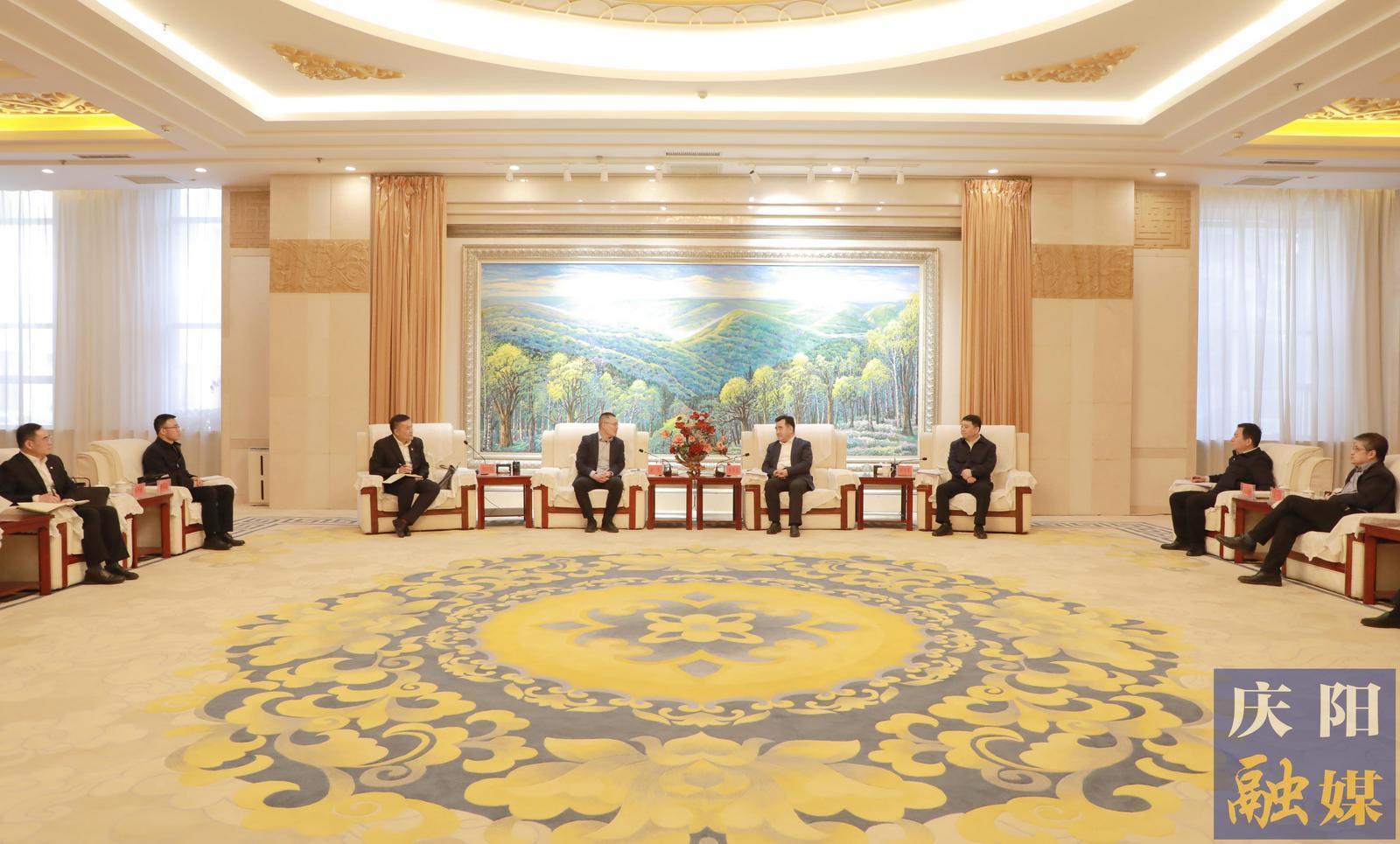 黃澤元周繼軍與中國農(nóng)業(yè)發(fā)展銀行甘肅省分行黨委書記、行長金雷一行座談