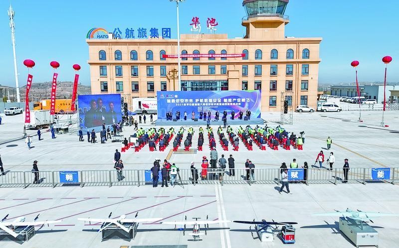 2025數(shù)字中國創(chuàng)新大賽·低空經(jīng)濟(jì)賽道·特別報道丨無人機(jī)秒變“巡檢尖兵”！全國首次油田巡檢挑戰(zhàn)賽在慶陽舉行