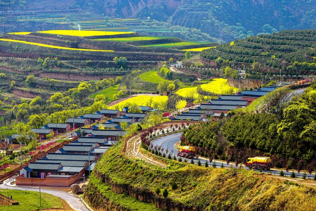 【“亮牌子、樹形象、展風(fēng)采”城鄉(xiāng)文明創(chuàng)建巡禮】慶陽市西峰區(qū)顯勝鄉(xiāng)毛寺村：“四維共進(jìn)” 繪就文明鄉(xiāng)村新畫卷