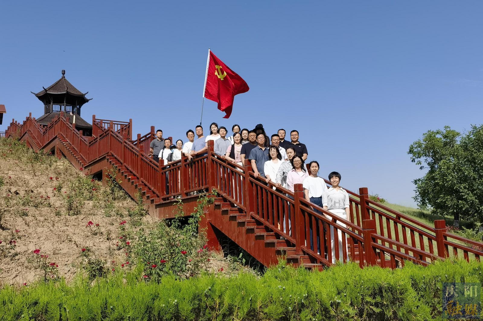 【攝影報(bào)道】品國(guó)學(xué)精髓 悟文化傳承 慶陽市總工會(huì)與慶陽市投融資管理中心聯(lián)合開展主題黨日活動(dòng)
