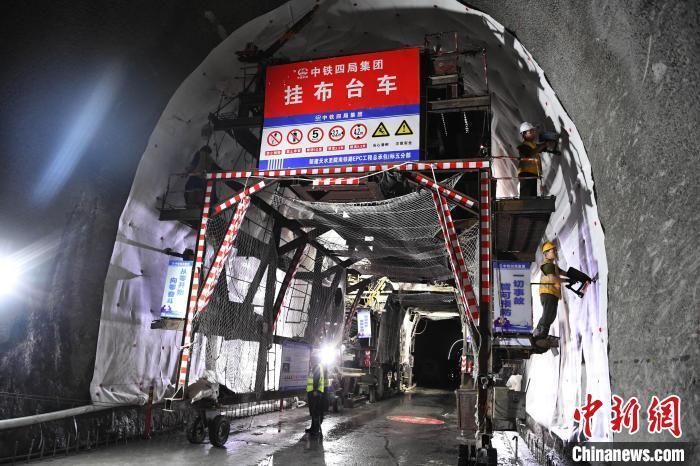 甘肅首條自主投資鐵路迎突破！天隴鐵路首條特長隧道貫通