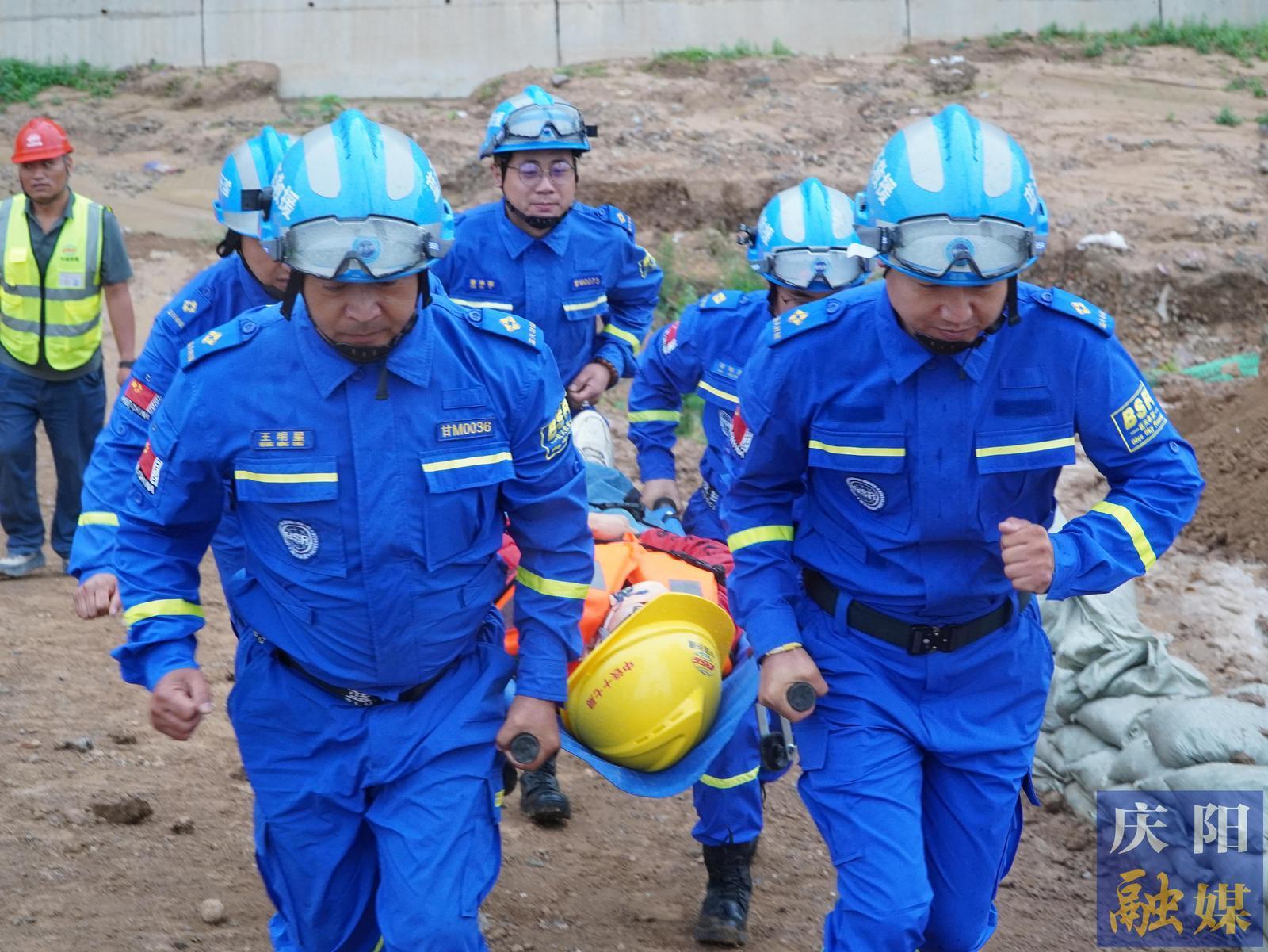 以“練”筑防 護(hù)航項(xiàng)目建設(shè)——G244線慶陽過境段公路工程項(xiàng)目開展2025年度綜合應(yīng)急演練